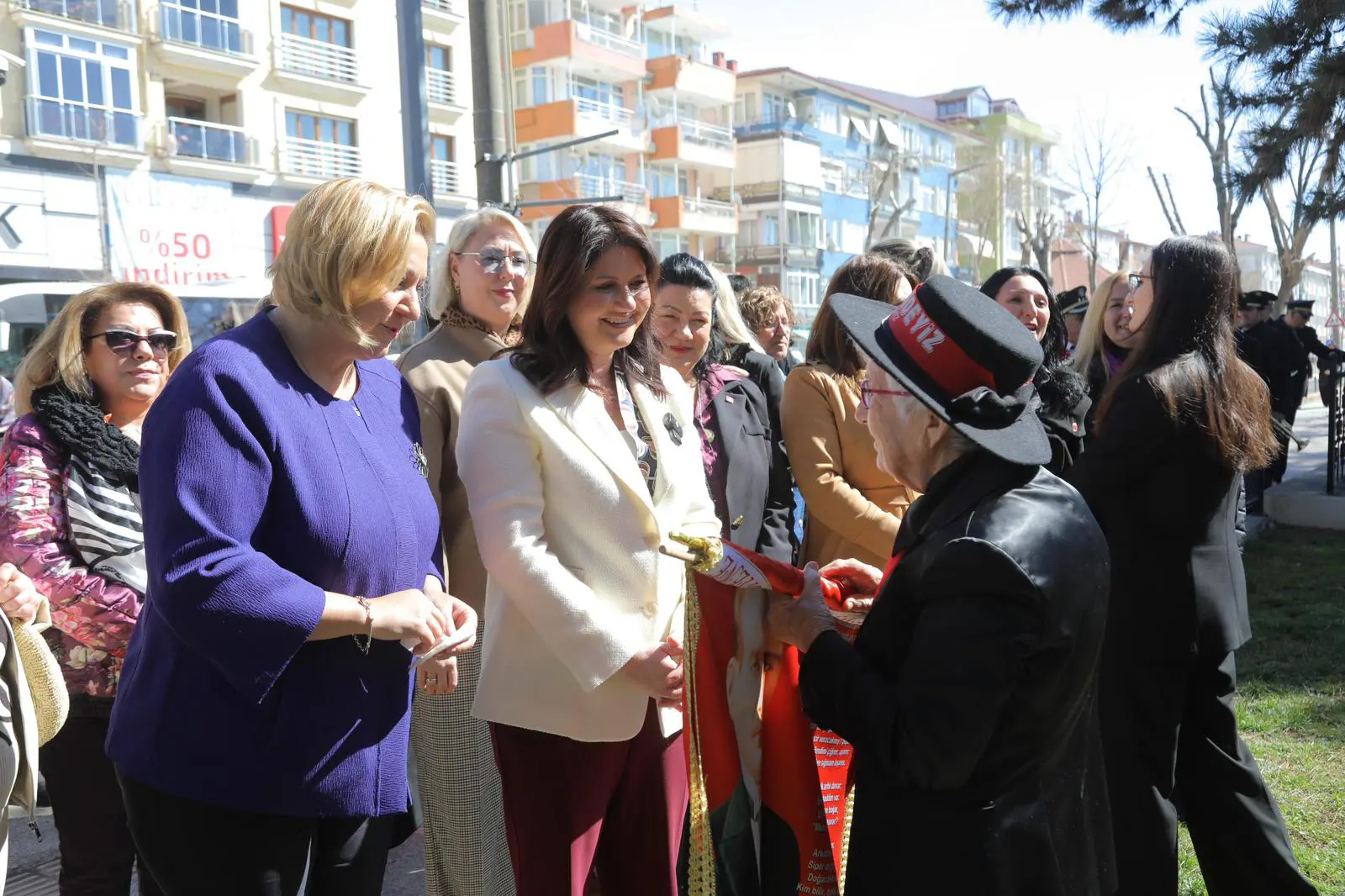 EDİRNE BELEDİYESİ YENİİMARET KADIN MERKEZİ KADINLAR GÜNÜ’NDE HİZMETE AÇILDI galeri görseli